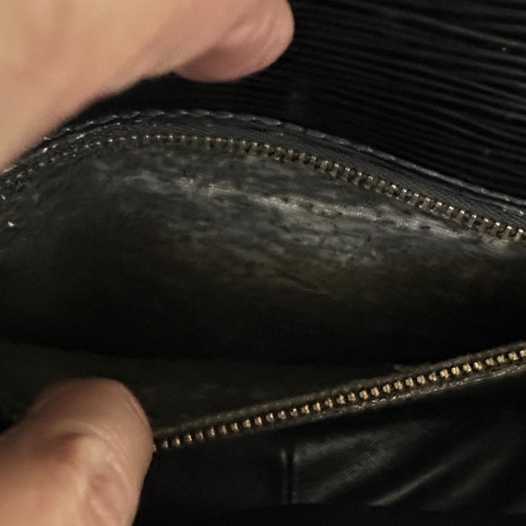 Vintage Louis Vuitton Black Epi Saint-Cloud Crossbody Bag EUC - Picture 8 of 14